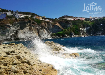 Cala-dell-acqua-isola-di-Ponza-latinamipiace