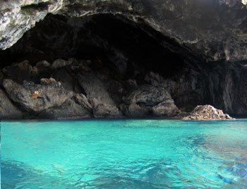 isole-pontine-palmarola_grotta-del-gatto