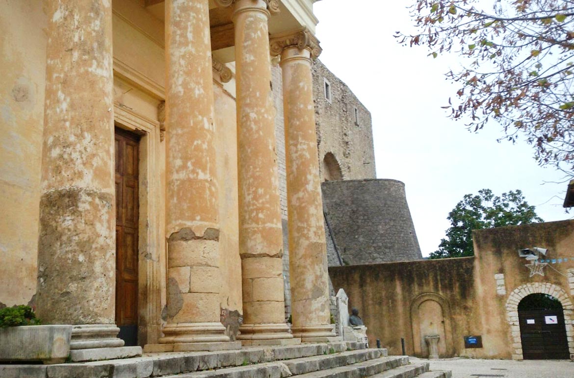 Chiesa-Santa-Maria-Assunta-in-Cielo-Maenza-fronte-latinamipiace