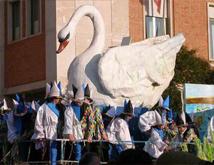 Carnevale-nella-Provincia-di-Latina-tradizione-dei-carri-allegorici-carro-del-cigno-latinamipiace